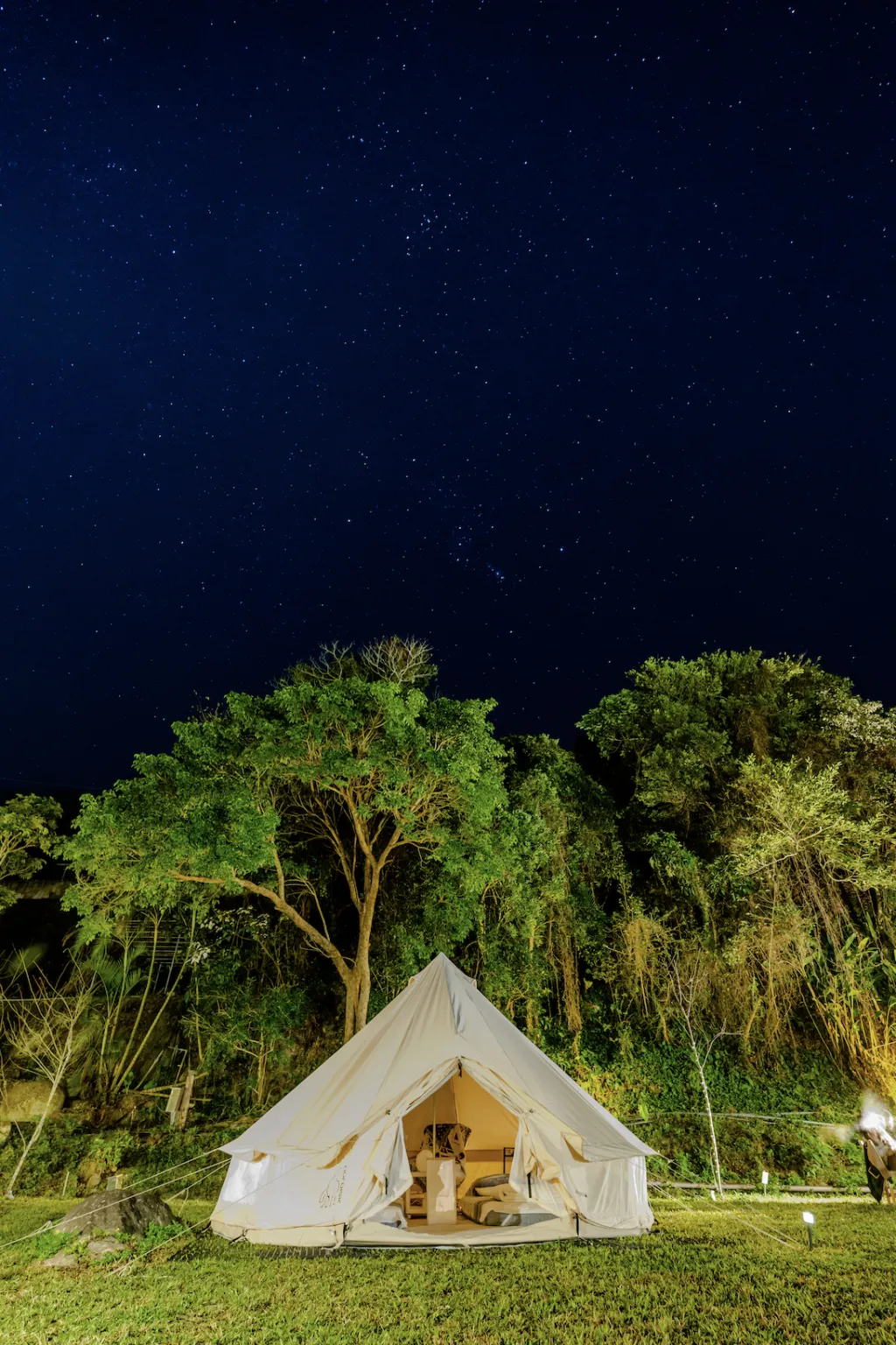 星空下亮著燈的星原谷神殿帳